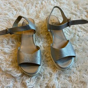Gadea silver platform leather wedge sandals size 7 (38)